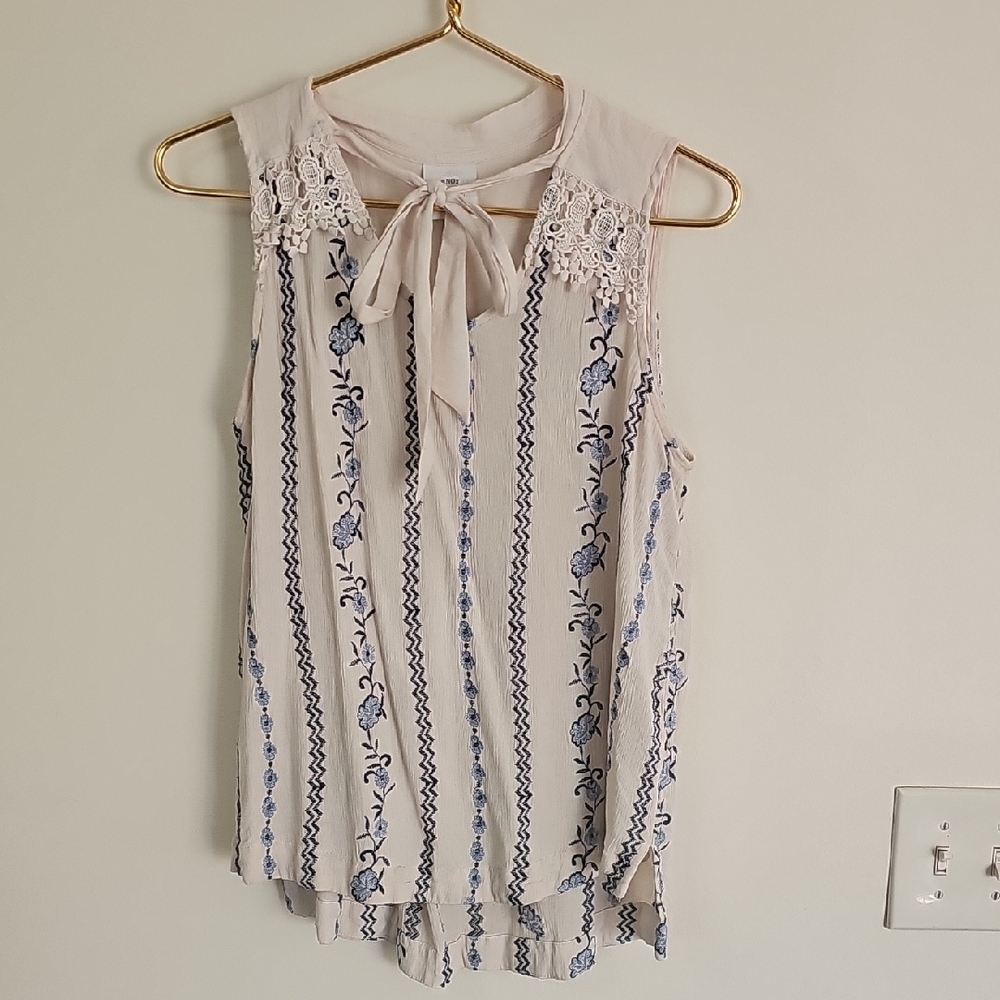 Knox Rose Cream and Blue Sleeveless Blouse
